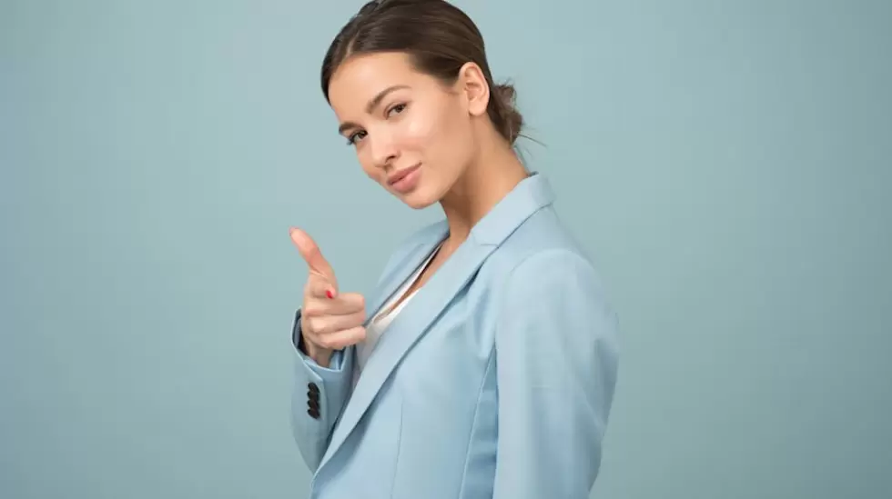 Mujer Vestida Con Chaqueta De Traje De Solapa Chal Azul