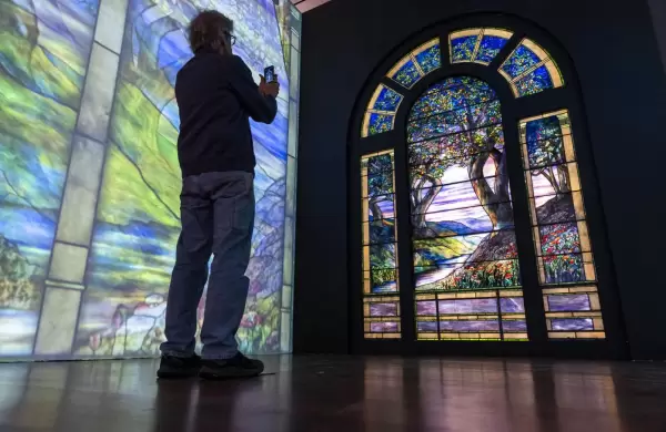 Así es el vitral de Tiffany que duplicó su valor esperado en una subasta y marcó un impresionante récord