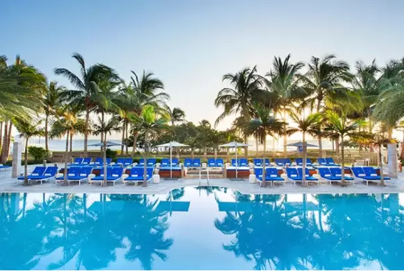 Encuentre excelentes vistas a la piscina y al ocano en The St. Regis Bal Harbour Resort.