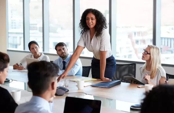 Desafíos que enfrentan los CEOs con la IA y consejos para no perderse en esta tecnología