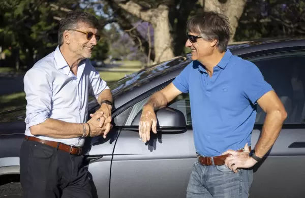 Una aventura de película: la improbable peripecia que vivieron en un Tesla Nicolás Jodal y Pablo Marqués