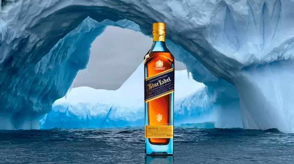 Whisky escocs mezclado Johnnie Walker Blue Label.