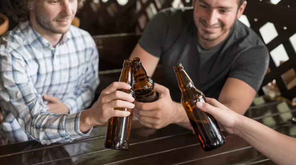 cerveza negra brindis