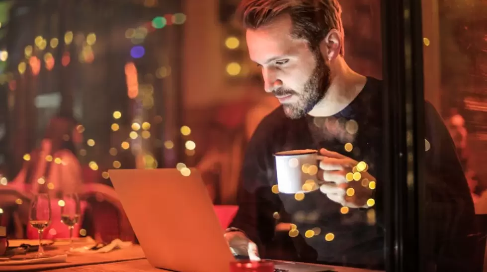 Hombre Sujetando La Taza Delante De La Computadora Porttil