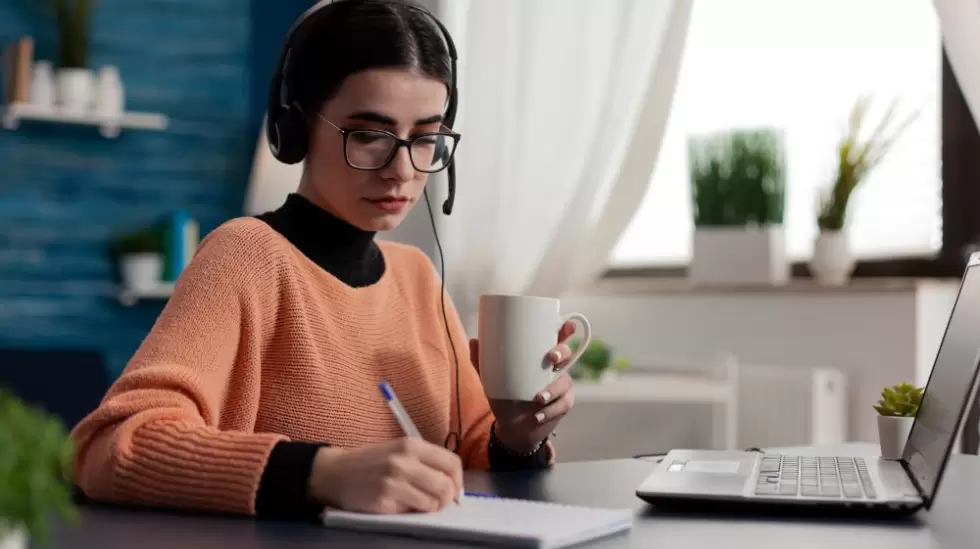 Persona haciendo un cursos, home office, teletrabajo, estudiantes