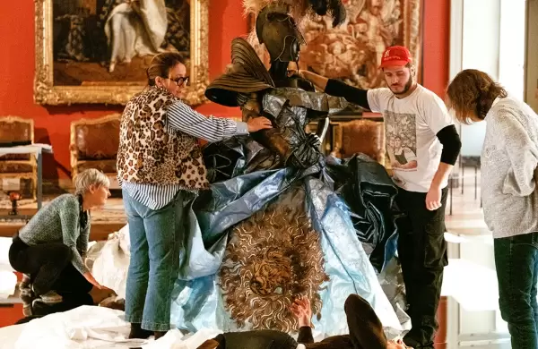 Las piezas de alta costura que nadie esperaba en el Museo del Louvre y que están dando que hablar