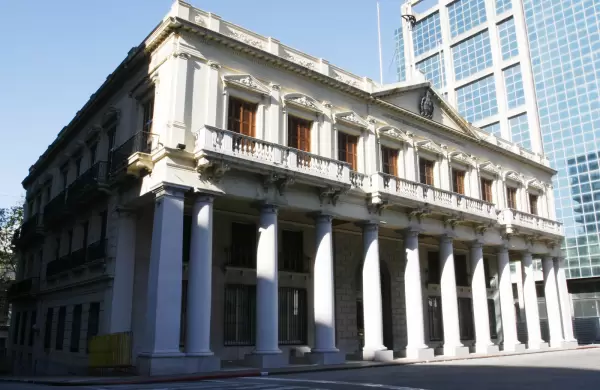 Una tradición de más de 140 años: por qué los presidentes saludan desde el Palacio Estévez