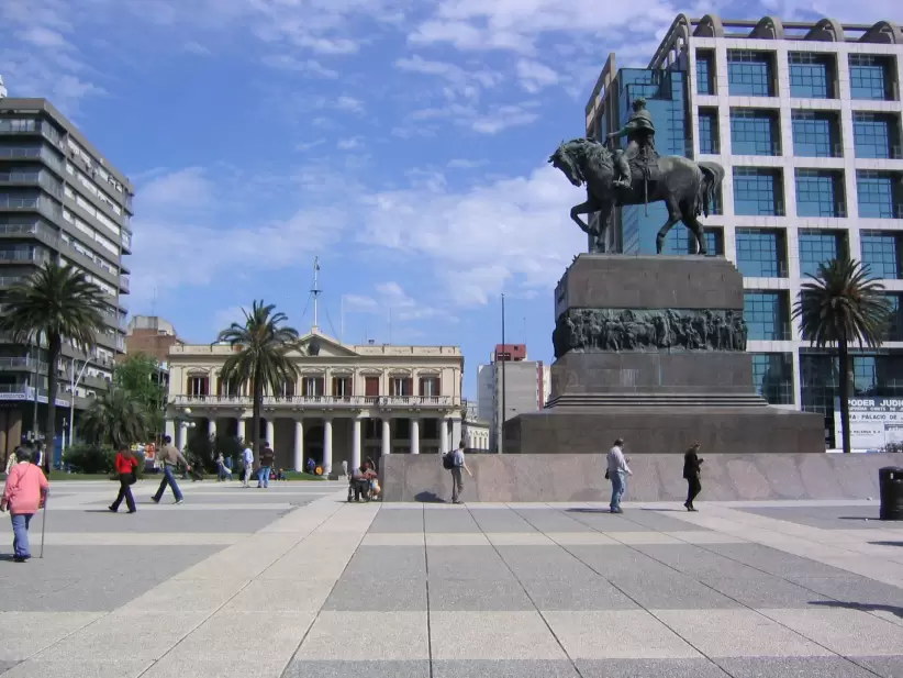 Plaza Independencia, Palacio Estvez, Torre Ejecutiva. Foto: Flickr.