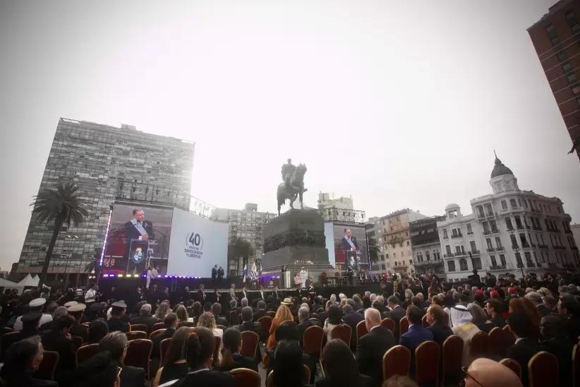 Asistentes en la Plaza Independencia a la ceremonia de cambio de mando. Foto: Nicols Garrido.