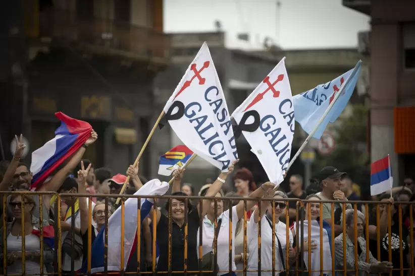 La presencia de la extinta mutualista Casa de Galicia en la asuncin de Yamand Orsi. Foto: Nicols Garrido.