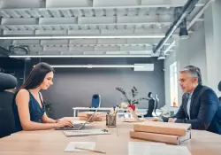 Menos despidos y más trabajo: un estudio de Berkeley revela el verdadero impacto de la IA en la vida laboral