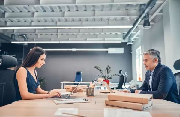 Menos despidos y más trabajo: un estudio de Berkeley revela el verdadero impacto de la IA en la vida laboral