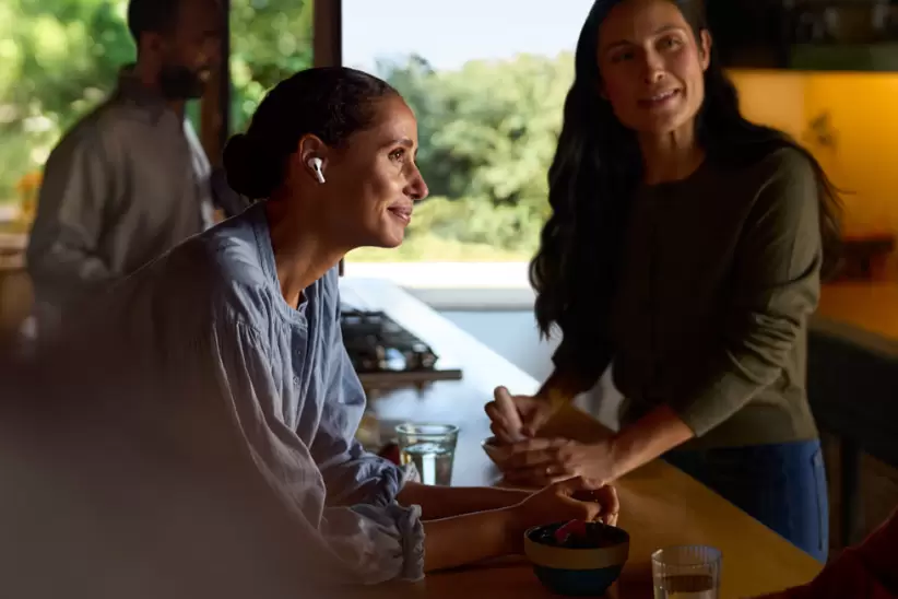 Si dos personas hablan en idiomas diferentes, el iPhone traducir los discursos y los transmitir a los AirPods de los usuarios en sus idiomas