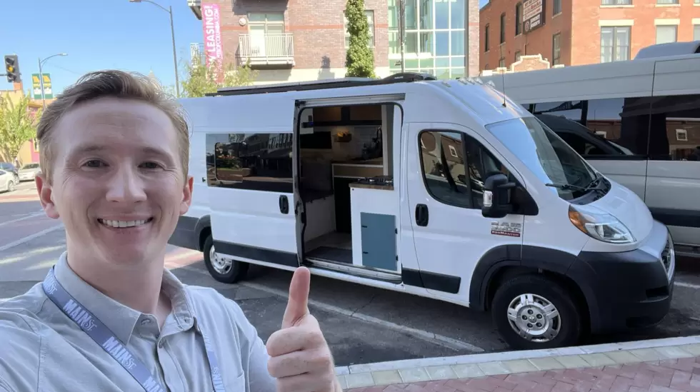 Larsen recorri Estados Unidos en una furgoneta Dodge Ram ProMaster 2019 mientra