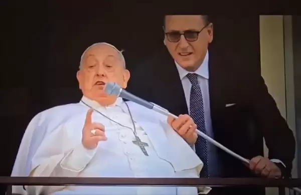 El Papa Francisco sali del hospital e hizo su primera aparicin pblica encincosemanas