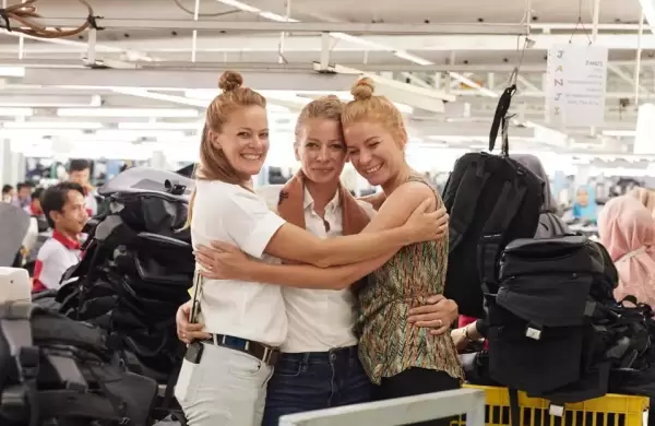 Las hermanas que lanzaron mochilas y bolsos a partir de residuos plásticos y confían en revolucionar el rubro de accesorios