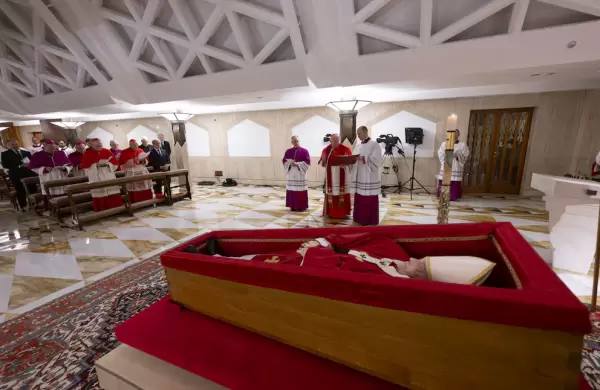 Trump dictó la bandera a media asta en EE.UU. e irá al funeral del Papa