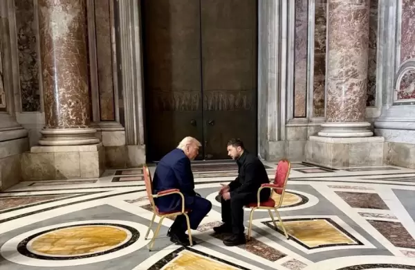 Zelensky tras reunirse con Trump en el Vaticano: "Esperamos un alto el fuego total y una paz duradera"