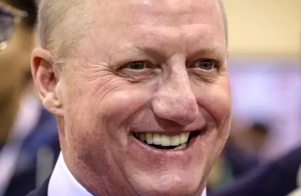 Quin es Greg Abel, el elegido para administrar el legado de Warren Buffett