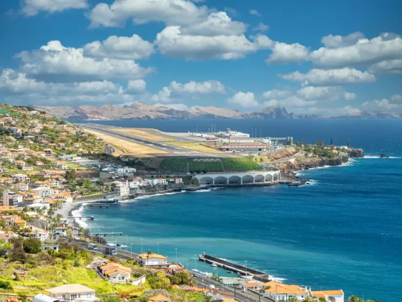 Uno de los lugares destacados incluyen el sobrevuelo de los acantilados escarpados y terrosos de Madeira.