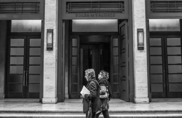 Pocas tocan la campana: cuáles son las empresas que cotizan en la Bolsa de Valores de Montevideo y por qué eligieron ese camino
