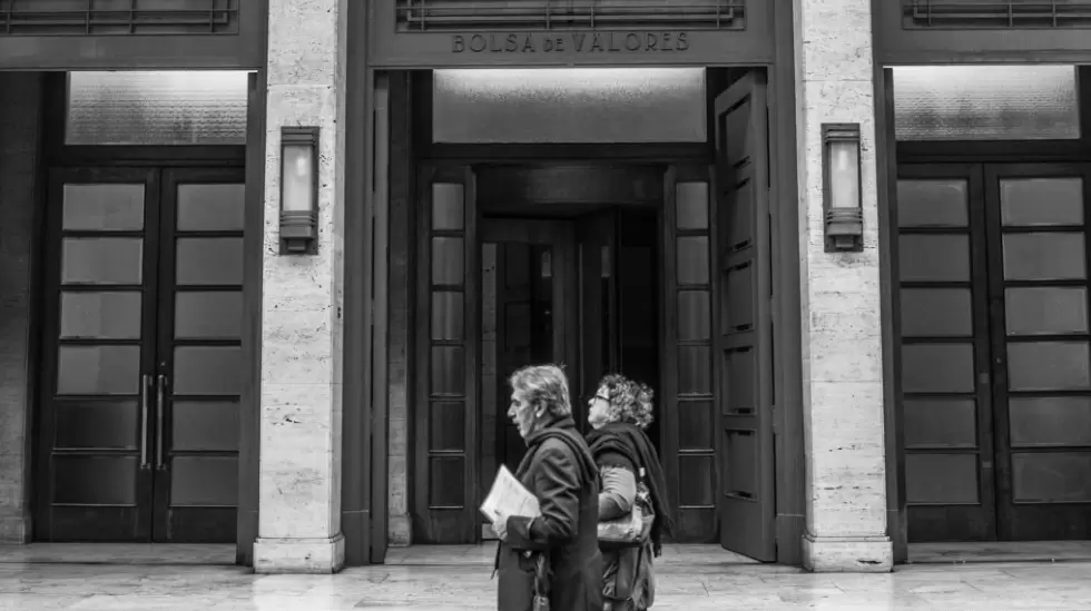 Bolsa de Valores de Montevideo blanco y negro con gente