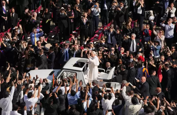 Len XIV: comenz su papado en la Iglesia catlica, pidi por la unidad y prometi no ser un "autcrata"