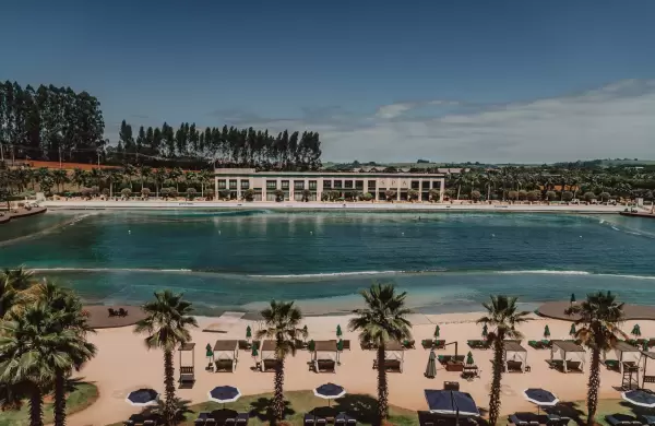 Así es el primer hotel con pileta de surf en América Latina