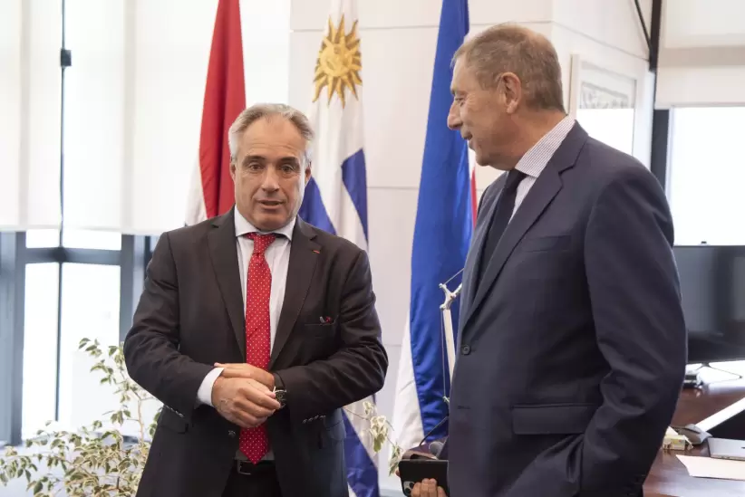 El director de Va Central, Alejandor Ruibal y el ministro de Economa y Finanzas, Gabriel Oddone, durante las negociaciones. Foto: Presidencia