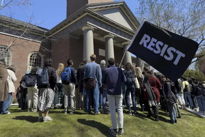 protesta en harvard resist