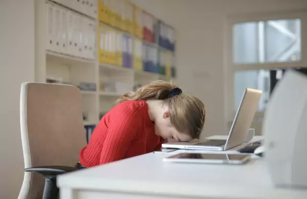 Por qué decir todo que "sí" en el trabajo podría estar frenando tu propio ascenso