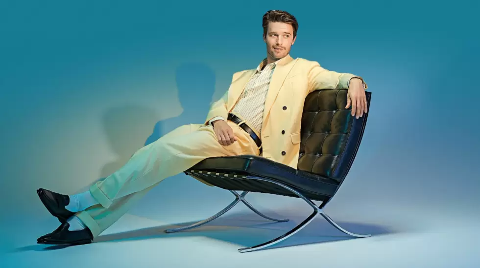 Patrick Schwarzenegger lleva traje cruzado, camisa y calcetines de Dsquared2; za