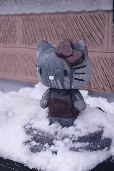 Encantadora estatua de Hello Kitty cubierta de nieve en Otaru, Hokkaido, que muestra la cultura japonesa.