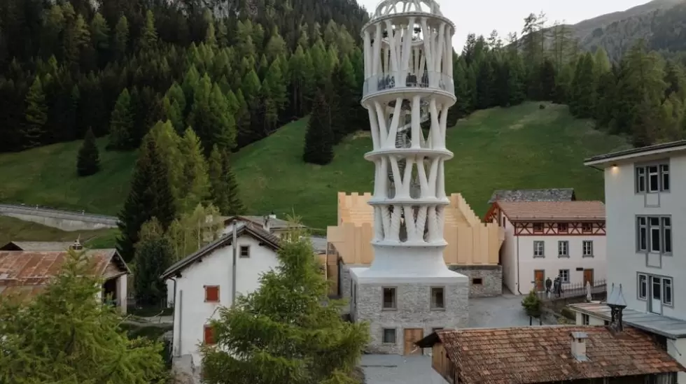 El Tor Alva de 98 pies se eleva sobre el pueblo de montaa suizo de Mulegns