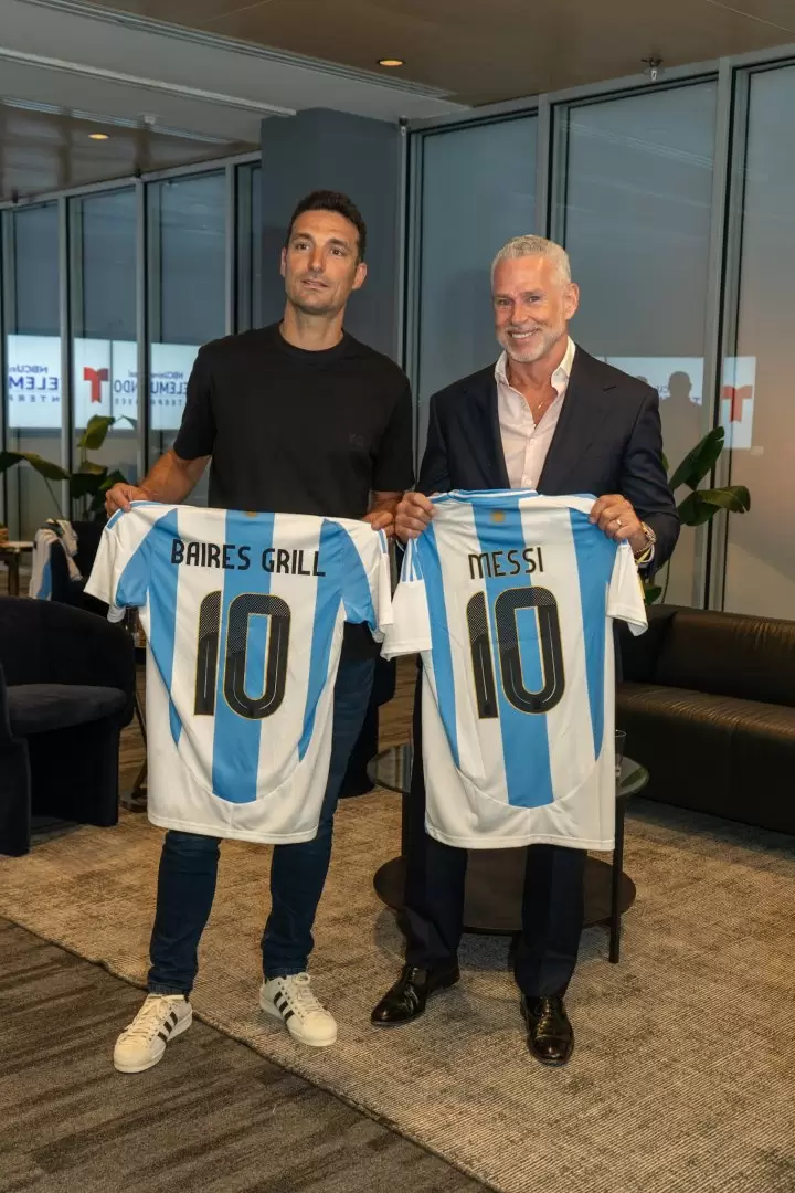 Lionel Scaloni, DT de la seleccin argentina, y Martn Koening, de Baires Grill.