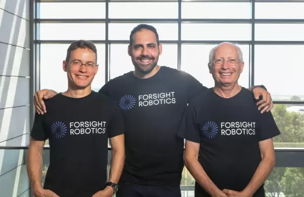 La startup de robótica quirúrgica que recaudó US$ 125 millones y está a punto de revolucionar las operaciones de cataratas