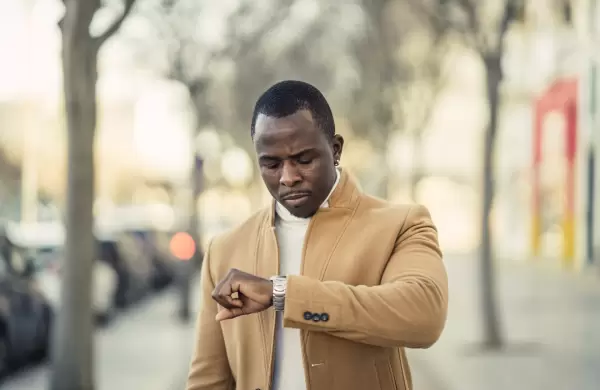 Entre turnos que cambian y reuniones sin fin: por qué la pobreza de tiempo es el nuevo enemigo del bienestar