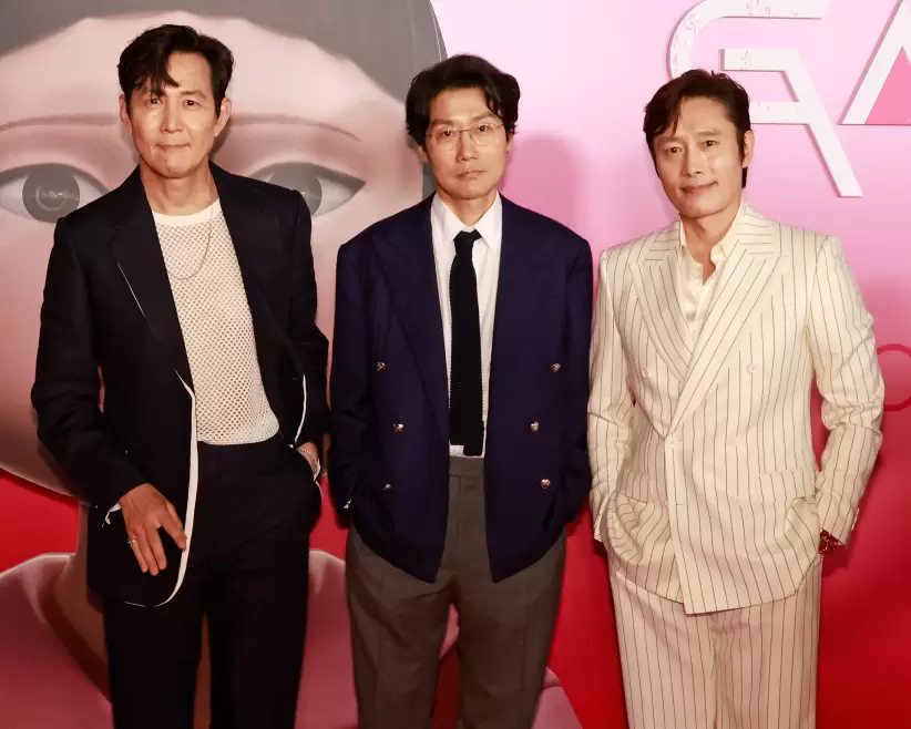 Lee Jung-jae, Hwang Dong-hyuk y Lee Byung-hun (Photo by Taylor Hill/FilmMagic)