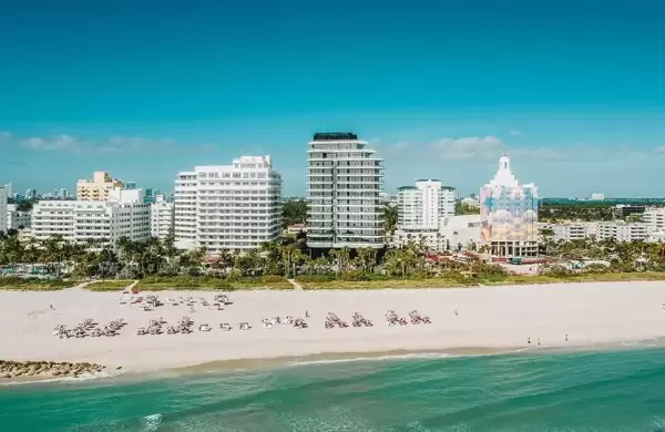 Cumple diez años el Faena Hotel de Miami Beach, el palacio rojo que fascina a artistas y viajeros