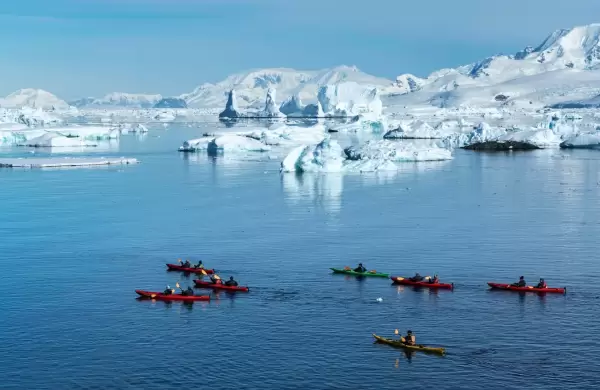 Así será la experiencia de remar entre ballenas y dormir en paisajes vírgenes en el corazón de la Antártida