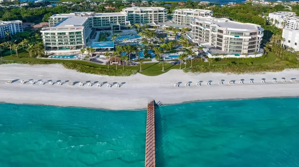 ElSt. Regis Longboat Key Resort abri en agosto de 2024 sobre un tramo de playa