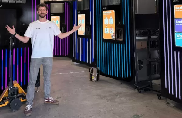 Cre un robot bartender que hace tragos en 20 segundos y ya est en algunas de las mejores discotecas de Espaa: cmo lo logr