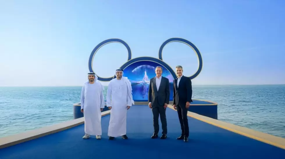 Bob Iger anuncia el lanzamiento de Disneyland Abu Dhabi, con el director ejecuti