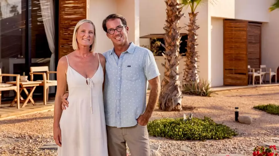 Federico y Ditte afuera de su Casa Hygge en Mxico