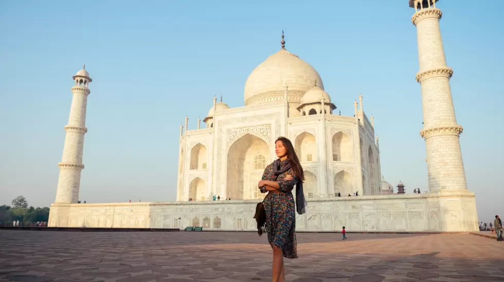 young-girl-tourist-looking-to-the-taj-mahal-in-agr-2024-10-30-21-15-28-utc  - Tu