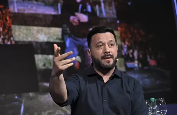 Lucas Sugo: sus reglas para administrarse en el negocio musical, la conexión con sus raíces y un legado de huellas prolijas