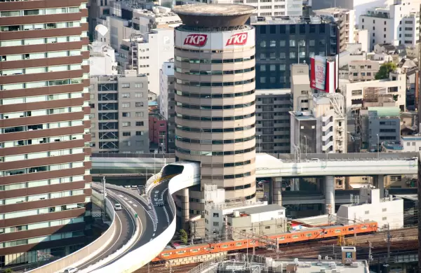 Así es la increíble autopista que pasa por dentro de un edificio en Japón