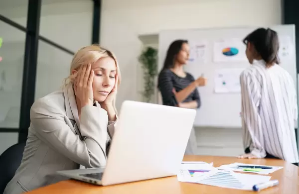 Adicción a la inteligencia artificial y agotamiento emocional: el nuevo rostro del colapso silencioso en las oficinas