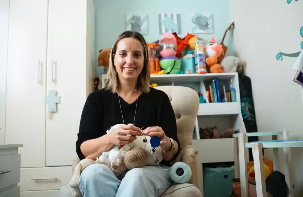 La historia de la uruguaya que inventó un instrumento para mejorar su tejido durante la licencia maternal y llegó a las góndolas de Norteamérica