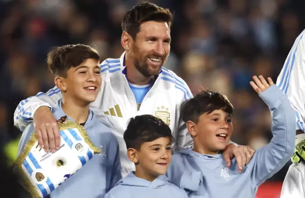 Noche histórica en el Monumental: Messi hizo dos goles en su último partido de eliminatorias en Argentina